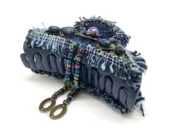 Hårklämma för kvinnor | Mörkblå jeans med dekorativa pärlor