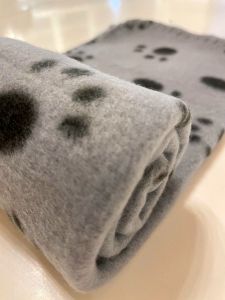 Sovfilt | Fleecefilt grå med svarta bönder | 60 x 70 cm