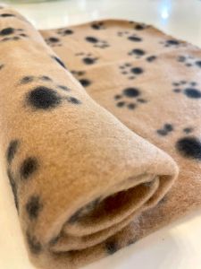 Sovfilt | Fleecefilt beige med svarta bönder | 60 x 70 cm