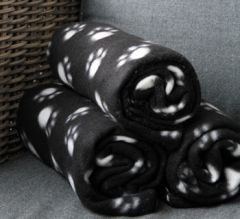 Fleece-filt svart tass mönstrad 70 x 100